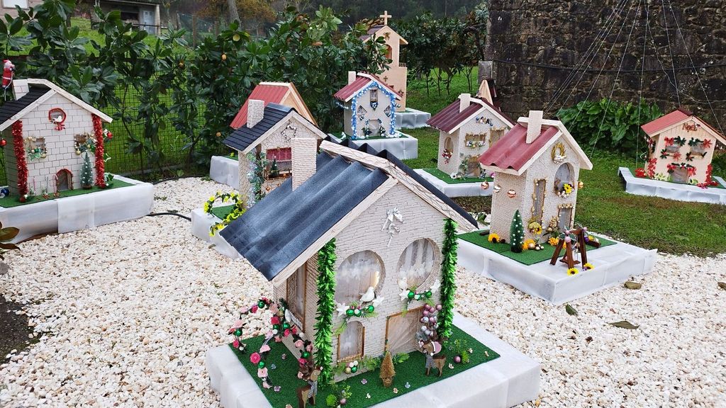 Estas casitas hechas artesanalmente por una vecina, decoran la aldea pontevedresa de Soutelo en Navidad