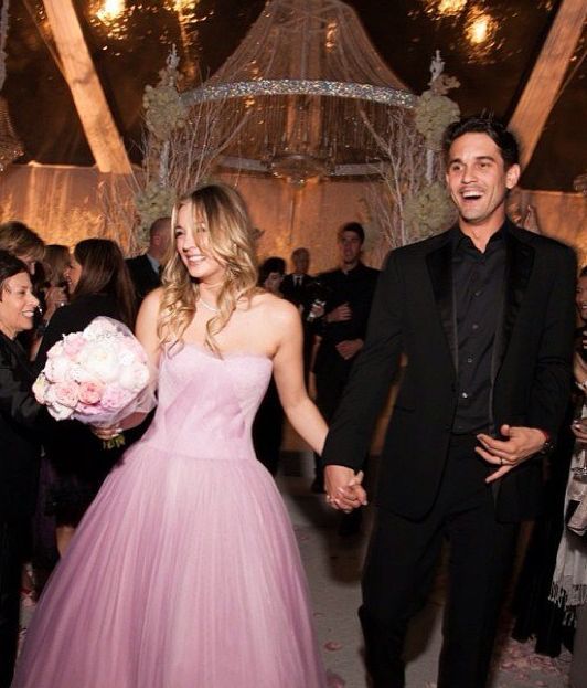 Kaley Cuoco con un vestido de novia rosa.