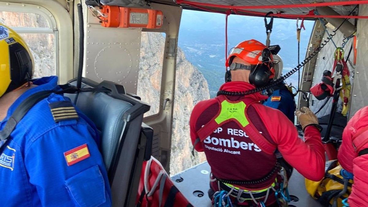 Rescatan en helicóptero a dos escaladores atrapados en el Monte Ponoig en Polop de la Marina
