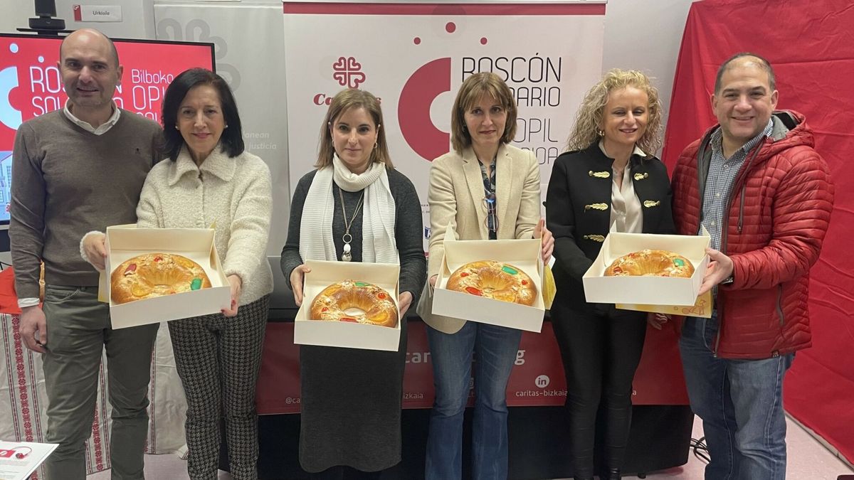 Voluntarios de Caritas de Bizkaia presentando la iniciativa Roscón de Reyes solidario