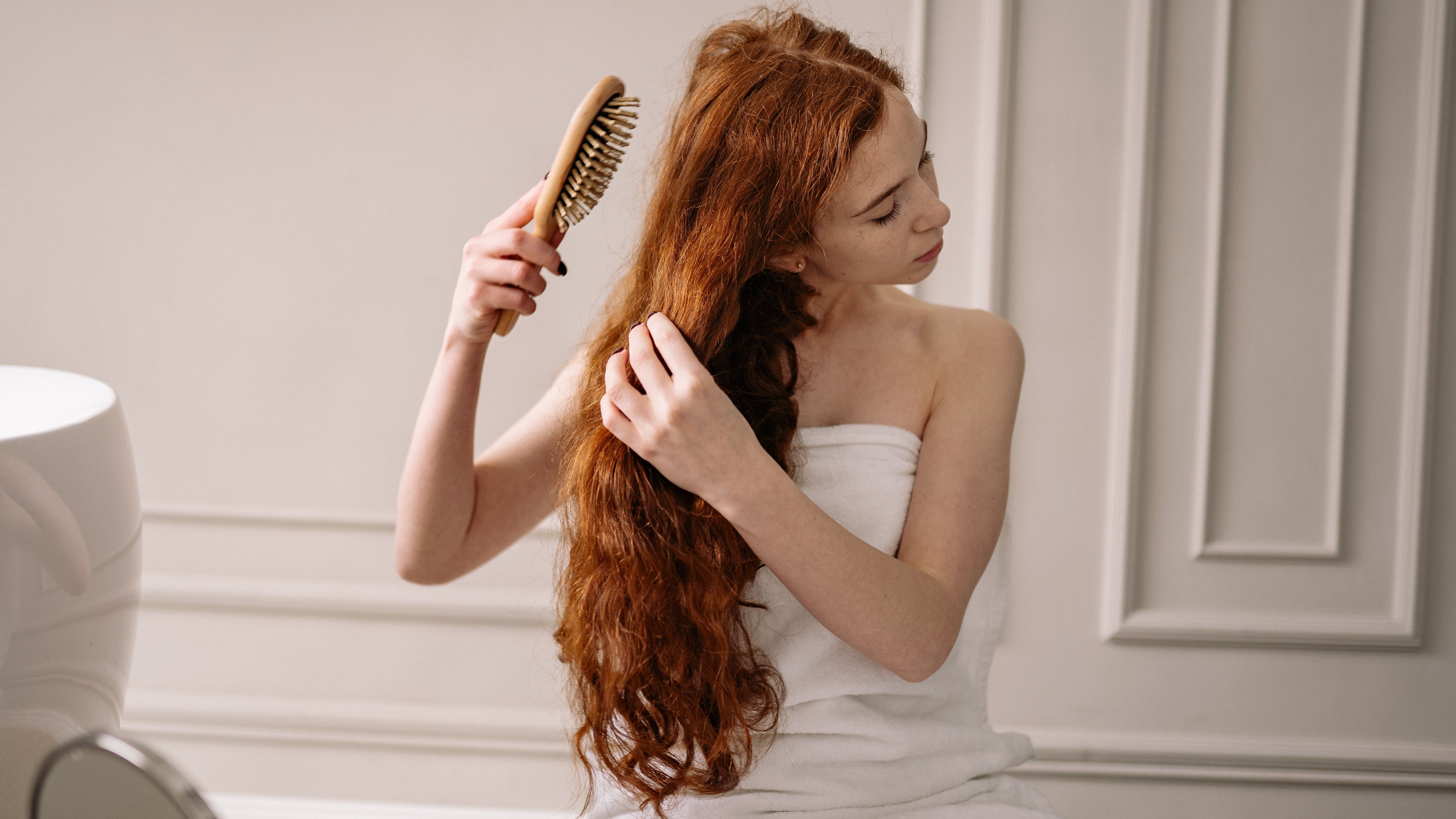 Cepilla el cabello con suavidad. FUENTE: Pexels