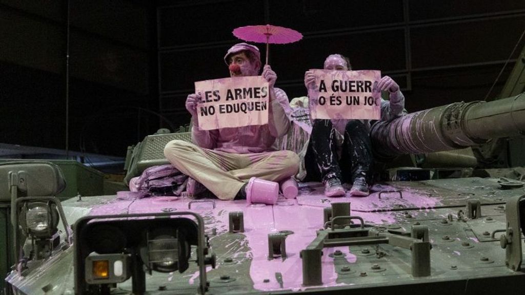 Detenidos dos antimilitaristas por el vertido de pintura a un tanque en la feria de Expojove