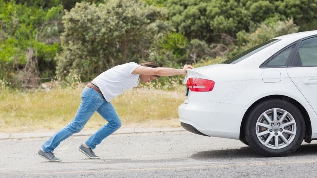 Empujar un coche aún estando borracho, no es delito