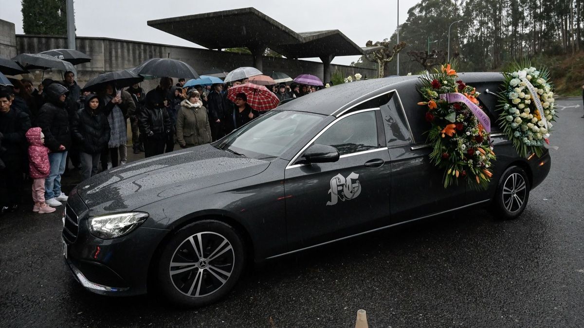 Un coche fúnebre a su llegada al entierro del joven de 22 años que fue apuñalado en una reyerta el día de Nochebuena