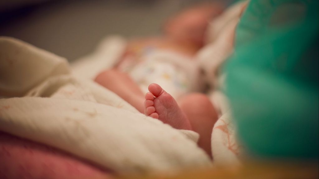 Una bebé nace en casa una hora después de que el hospital mandase a su madre de regreso por ser primeriza