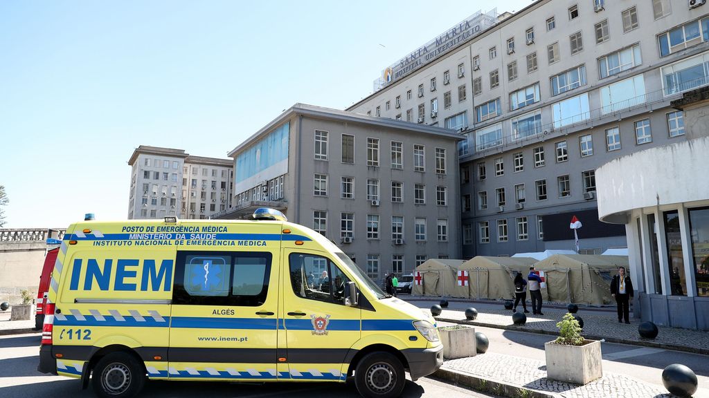 Ambulancia en hospital de Portugal