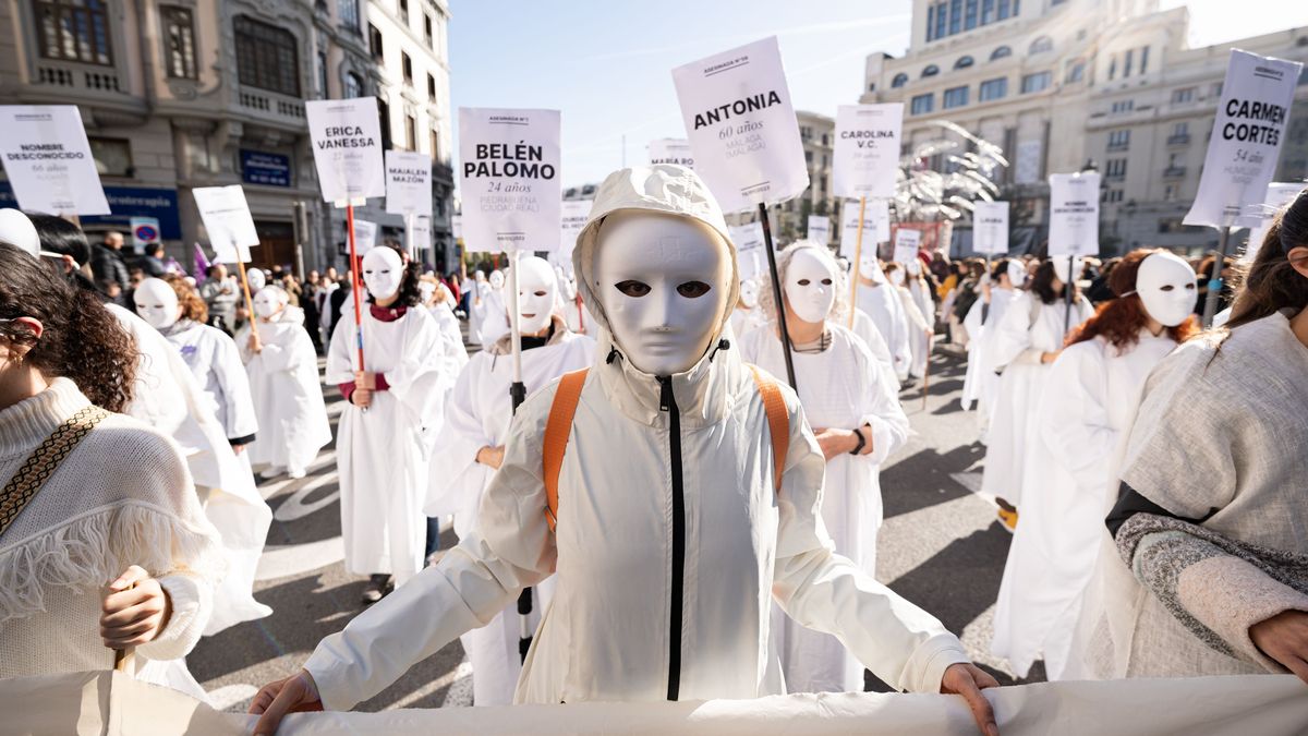 Decenas de personas llevan carteles con nombres de mujeres asesinadas por violencia machista durante una manifestación por el 25N, a 25 de noviembre de 2023