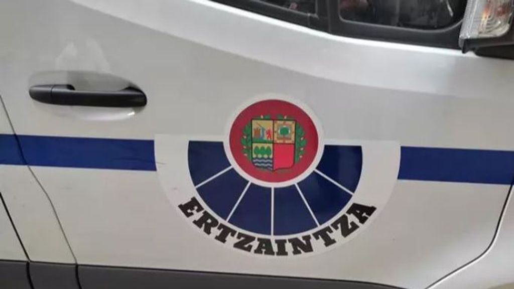 Detenido un motorista tras huir de un control y chocar contra un coche patrulla en Irún