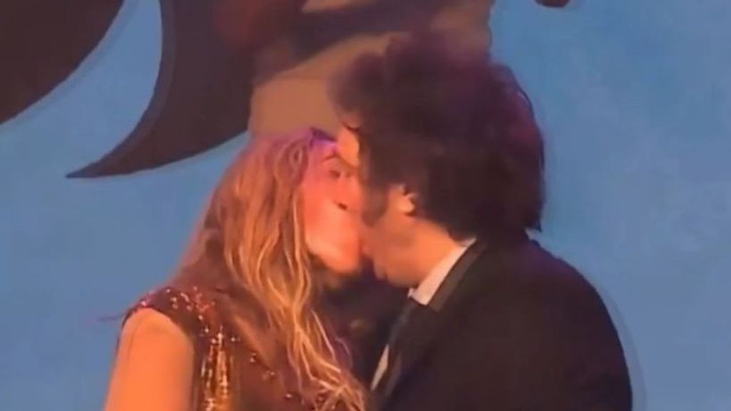 El beso apasionado del presidente argentino, Javier Milei, y su novia que se ha convertido en viral