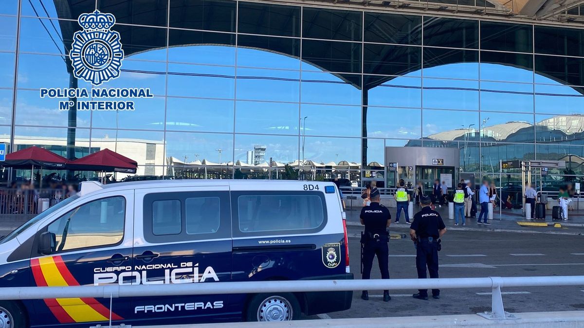 Agentes de Policía Nacional en el aeropuerto Alicante-Elche