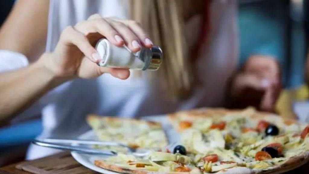 Añadir sal a los alimentos en el plato está asociado con un mayor riesgo de enfermedad renal crónica