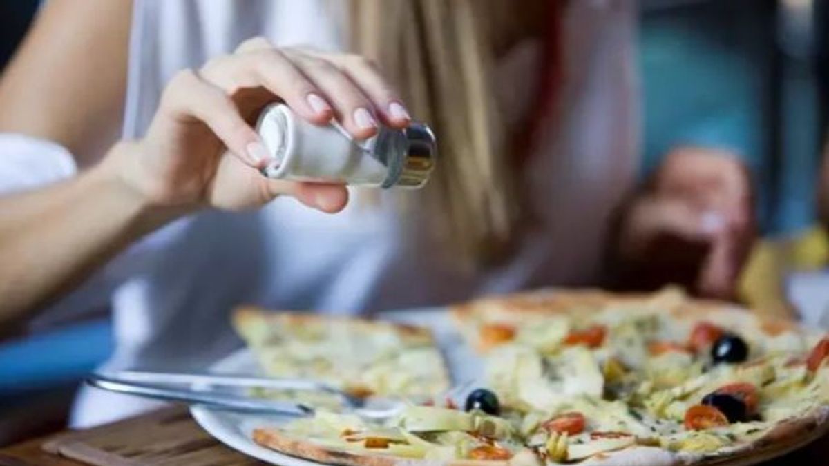 Añadir sal a los alimentos en el plato está asociado con un mayor riesgo de enfermedad renal crónica