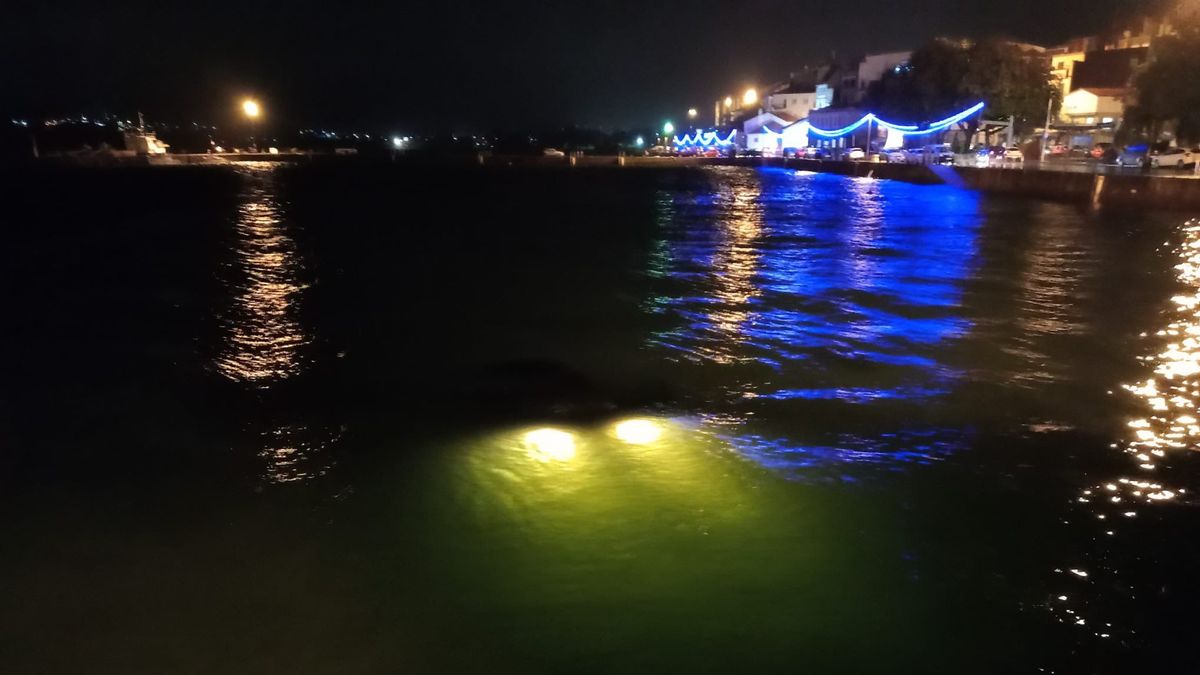 Coche hundido con las luces encendidas en el mar en Rianxo (A Coruña)