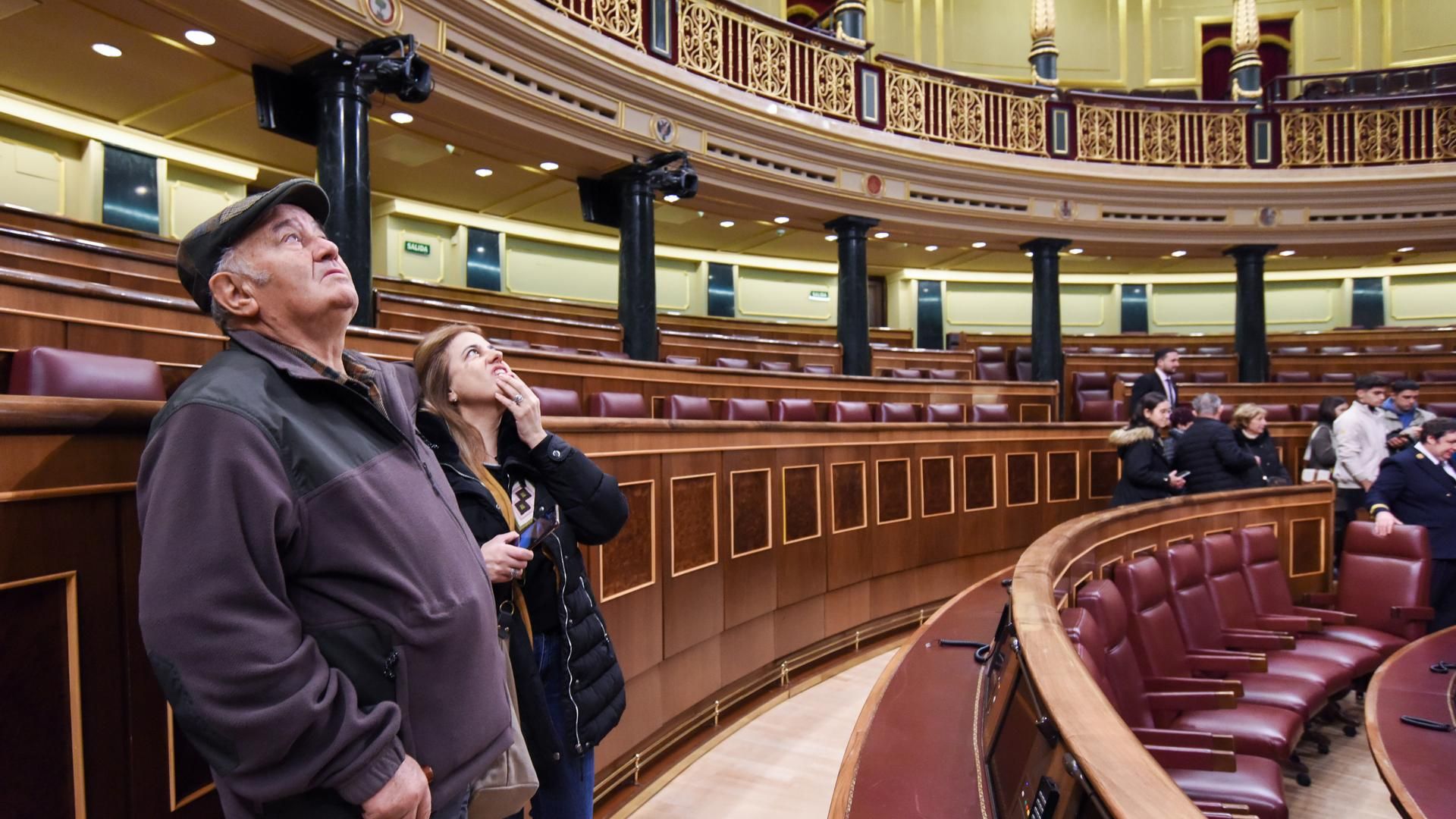 Archivo - Dos personas observan el techo del hemiciclo del Congreso de los Diputados en las 25 edición de las Jornadas de Puertas Abiertas.