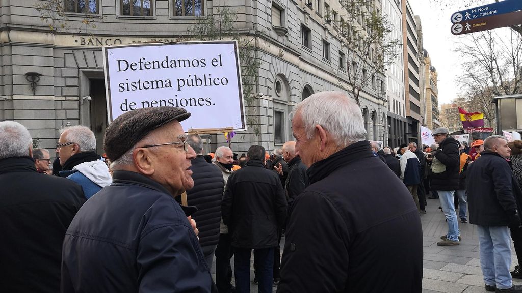 Archivo - Unos pensionistas se manifiestan por pensiones dignas en Barcelona