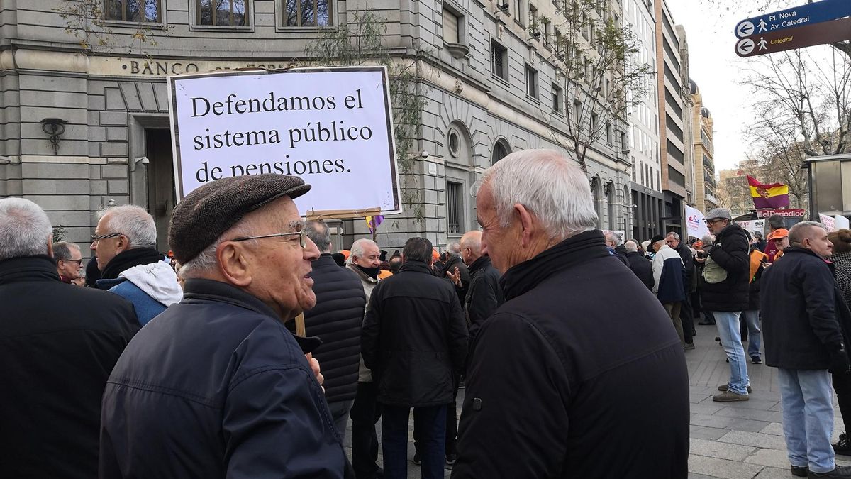 Archivo - Unos pensionistas se manifiestan por pensiones dignas en Barcelona