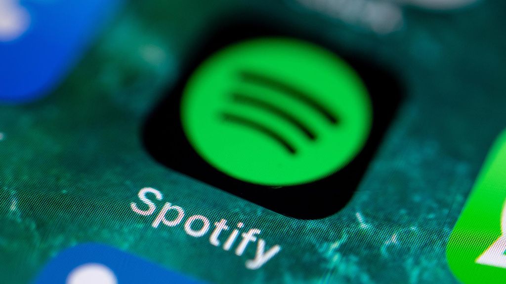 Archivo - FILED - 21 June 2019, Stuttgart: A general view of the Spotify logo displayed the screen of a cellular phone. Music-streaming service Spotify on Wednesday reported an increase in revenue and subscribers during the second quarter, amid the corona
