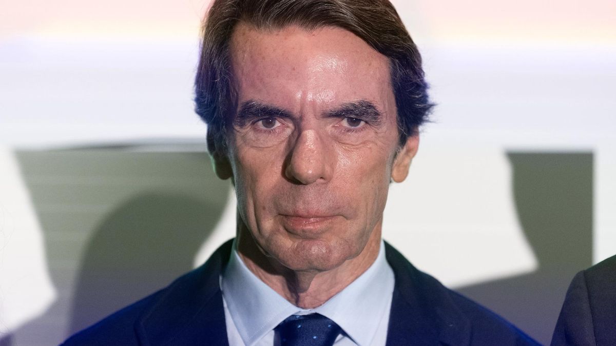 El expresidente del Gobierno José María Aznar posa a su llegada a la inauguración de la jornada 'La guerra de Gaza', en el Hotel Petit Palace, a 20 de noviembre de 2023, en Madrid (España).