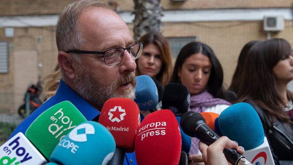 Archivo - El padre de Marta, Antonio del Castillo atiende a los medios de comunicación ante al puerta de su domicilio