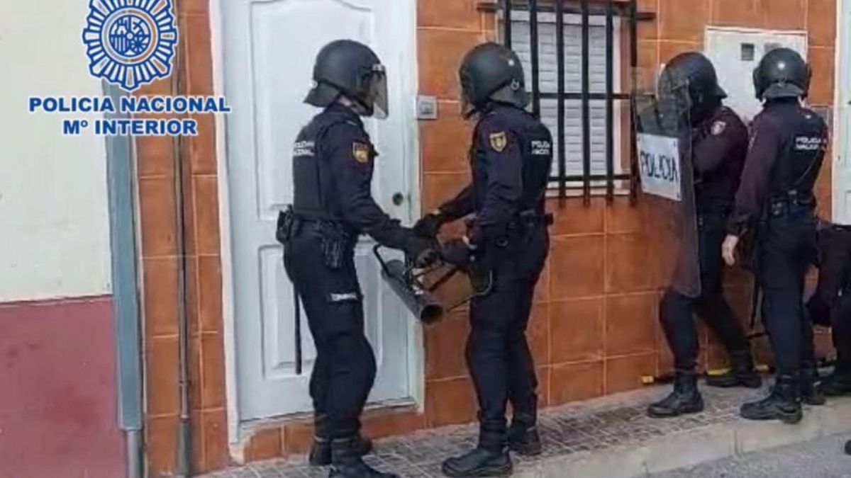 La Policía Nacional detiene a tres personas por tráfico de drogas y ataja un problema de inseguridad en la zona norte de Elche