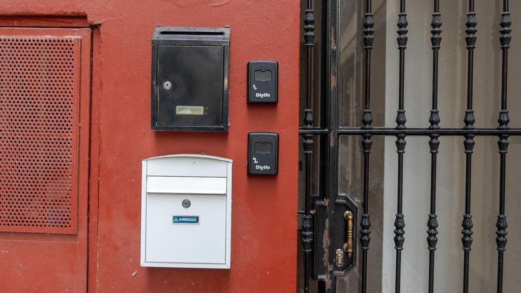 Archivo - Candados en las rejas de los pisos turísticos, a 13 de octubre de 2023, en Sevilla, (Andalucía, España). El puente del 12 de octubre llena de turistas las calles de Sevilla, con unas expectativas del ochenta y cinco por ciento de ocupación.