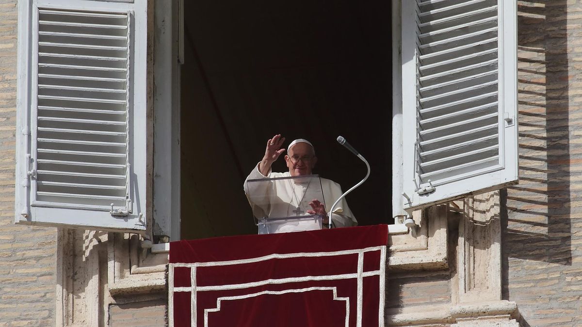 Archivo - El Papa Francisco pronuncia la oración del Ángelus en la Plaza de San Pedro del Vaticano