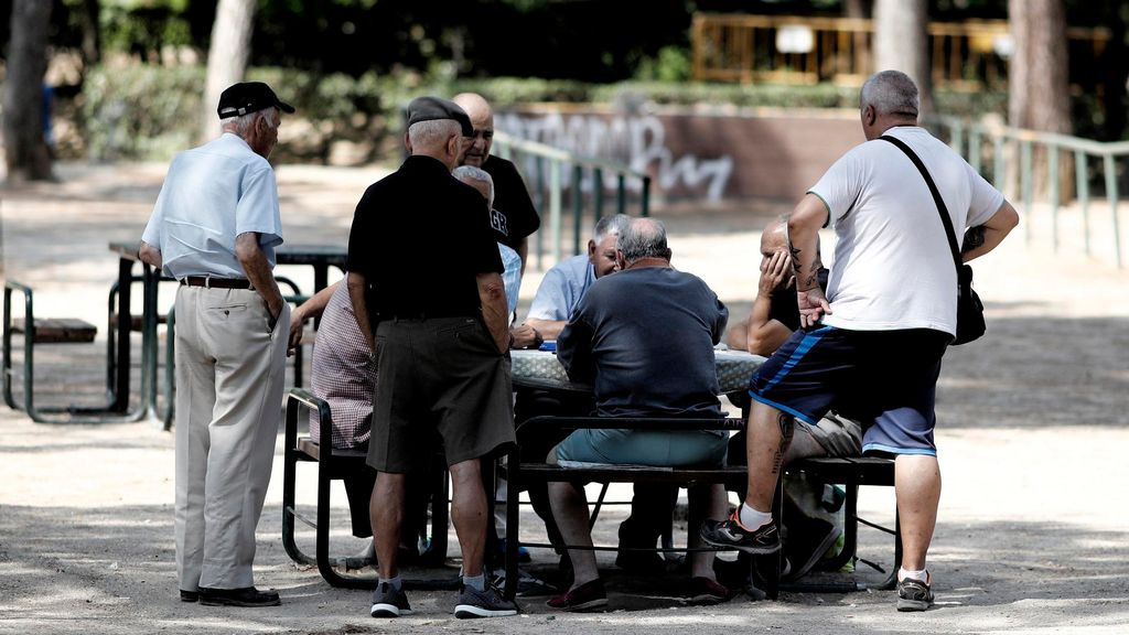 Archivo - Varios pensionistas juegan al dominó en un parque de Madrid