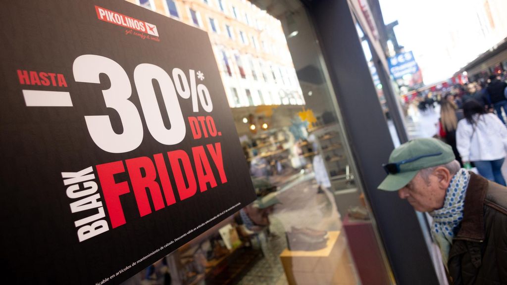 Un escaparate avisa de los descuentos durante Black Friday,