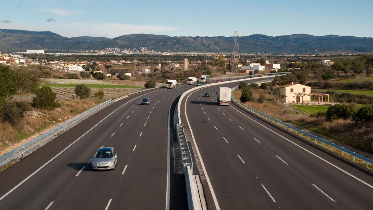 Archivo - Una de la autopistas de Abertis en España