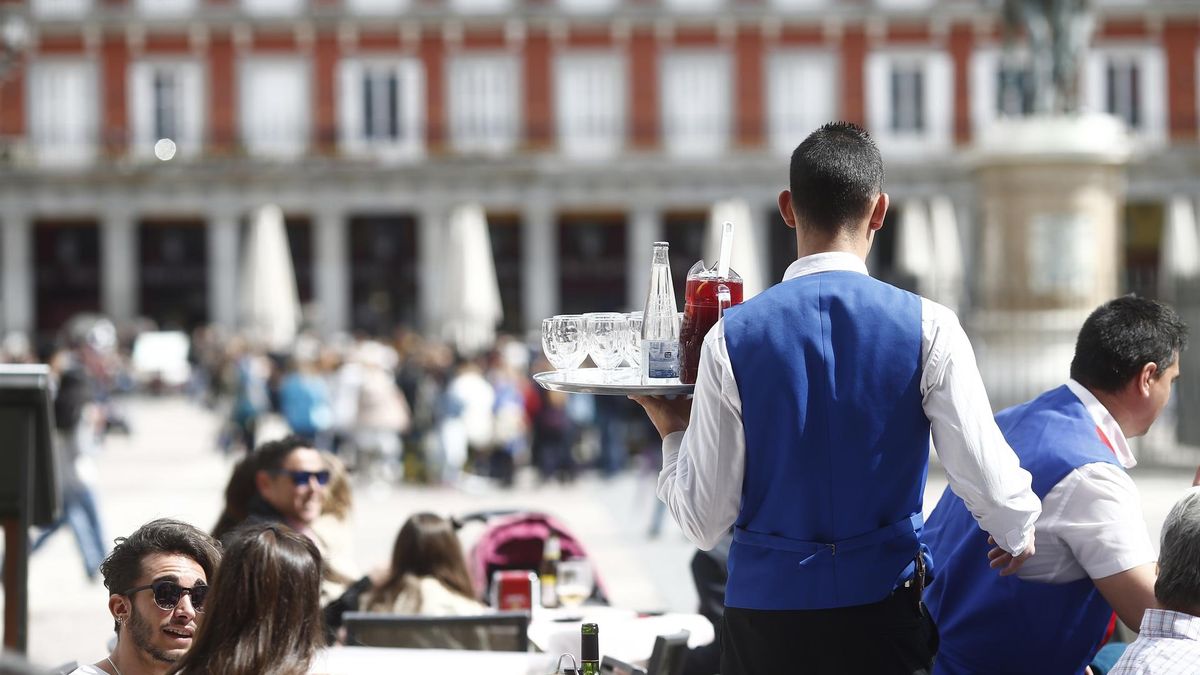 Archivo - Camareros sirven en una terraza