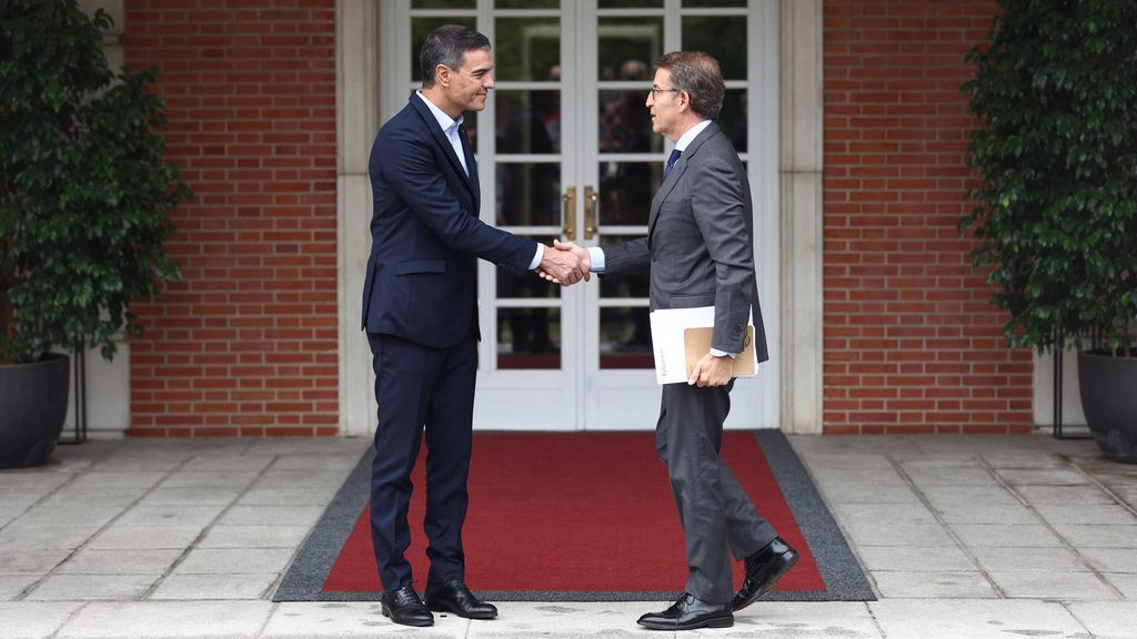 Archivo - El presidente del Gobierno, Pedro Sánchez (i) y el presidente del Partido Popular, Alberto Núñez Feijóo (d), se saludan a su llegada a una reunión en La Moncloa, a 10 de octubre de 2022, en Madrid (España).