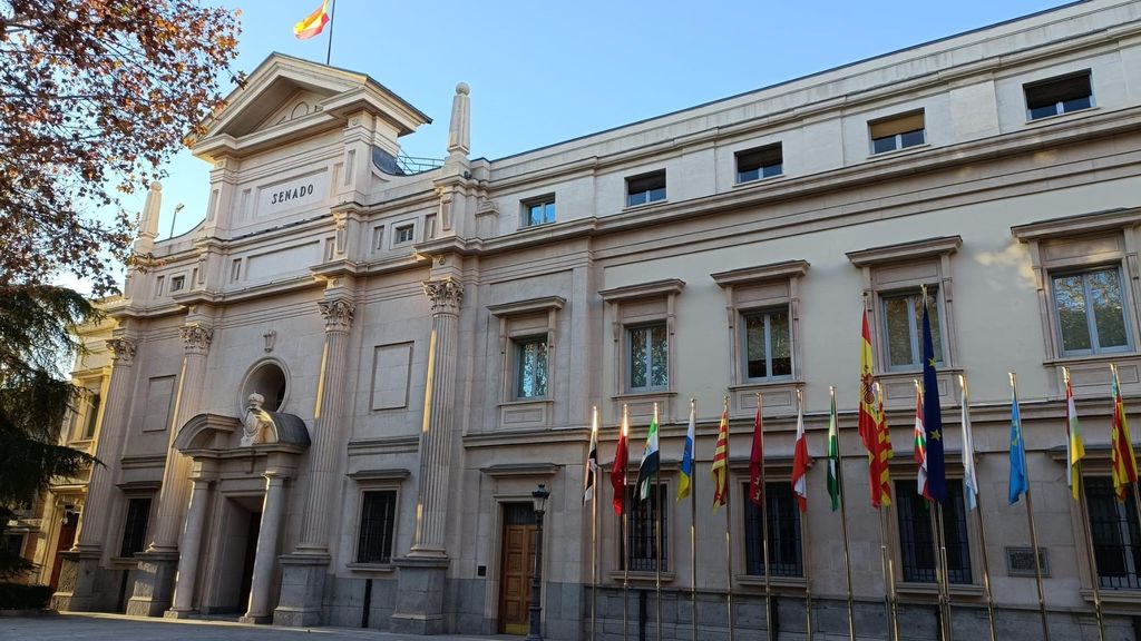 Fachada del edificio del Senado, por la Plaza de la Marina