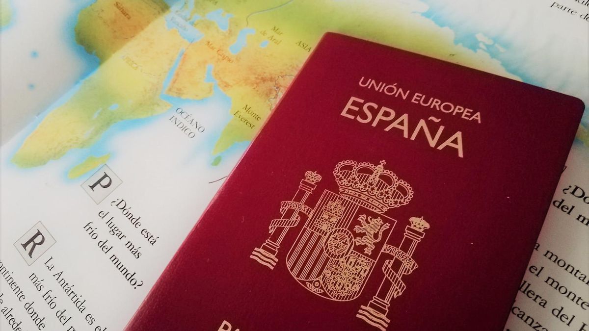 Archivo - Pasaporte español sobre un mapa.