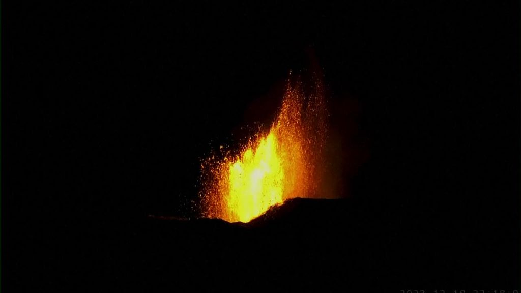 El impactante vídeo del momento en el que el volcán de Islandia entra en erupción