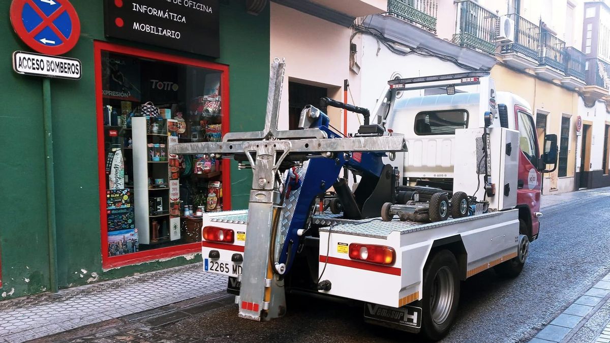 Archivo - Un vehículo del servicio de grúa municipal a su paso por la calle San Miguel, en una imagen de archivo.