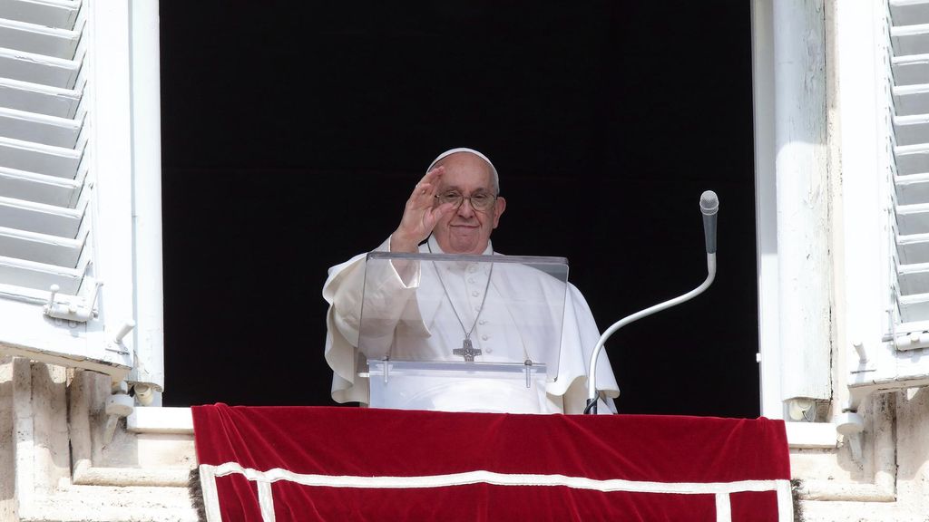 Archivo - El Papa Francisco en un Ángelus.