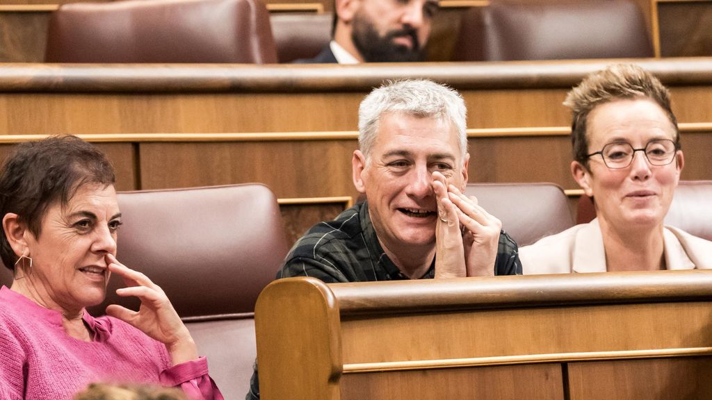 La portavoz de EH Bildu en el Congreso, Mertxe Aizpurua (1i), y el diputado de EH Bildu Oskar Matute (c) durante un pleno en el Congreso de los Diputados, a 19 de diciembre de 2023, en Madrid (España).