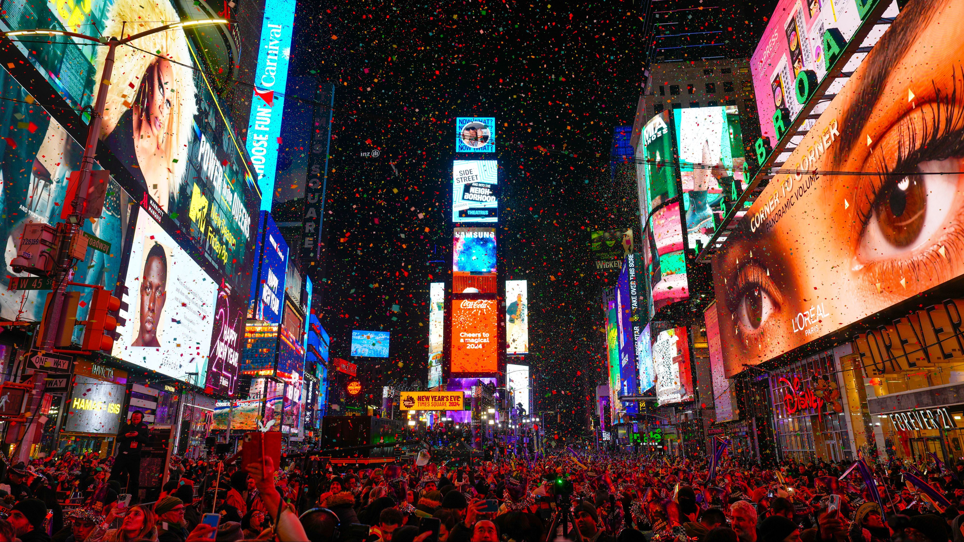 Así ha dado la bienvenida el mundo a 2024: de la bola de Times Square a la cuenta atrás en Dubái
