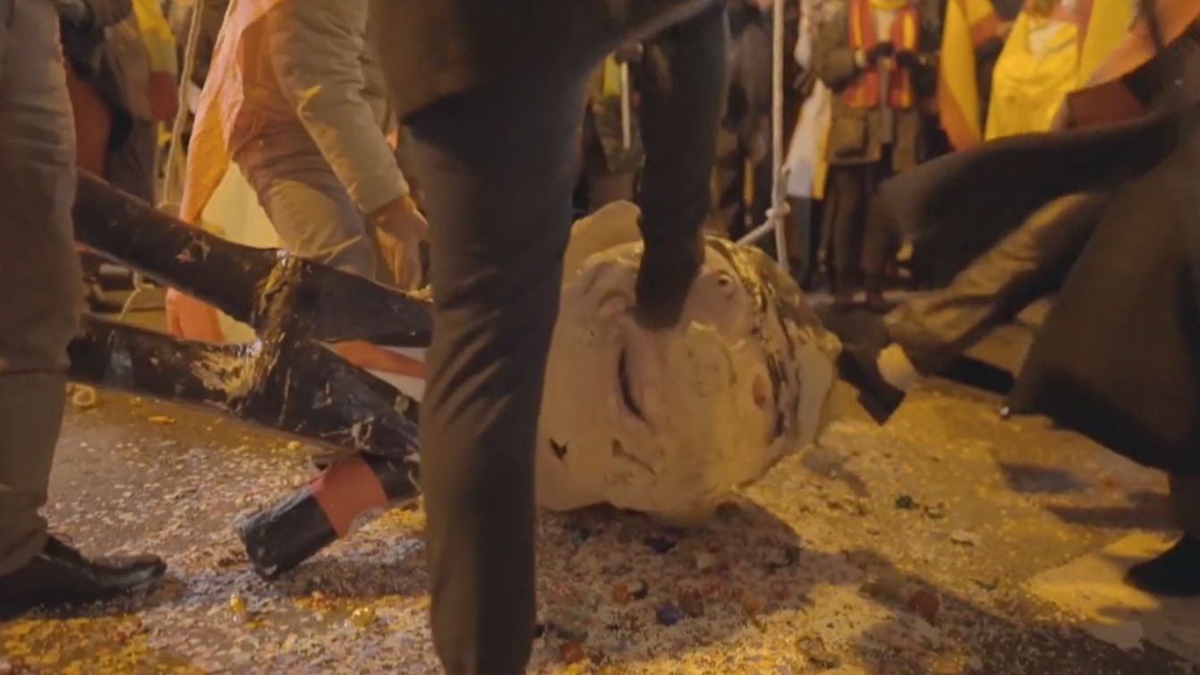 Golpean y ahorcan un muñeco de Pedro Sánchez frente a la sede socialista de la calle Ferraz