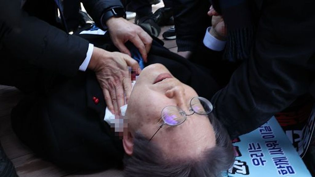 Apuñalan en el cuello a Lee Jae Myung, líder de la oposición de Corea del Sur: su vida no corre peligro