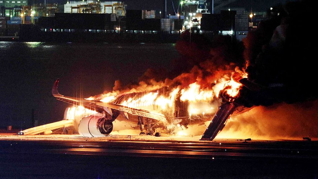 Las impactantes imágenes del aterrizaje de un avión envuelto en llamas en el aeropuerto de Tokio