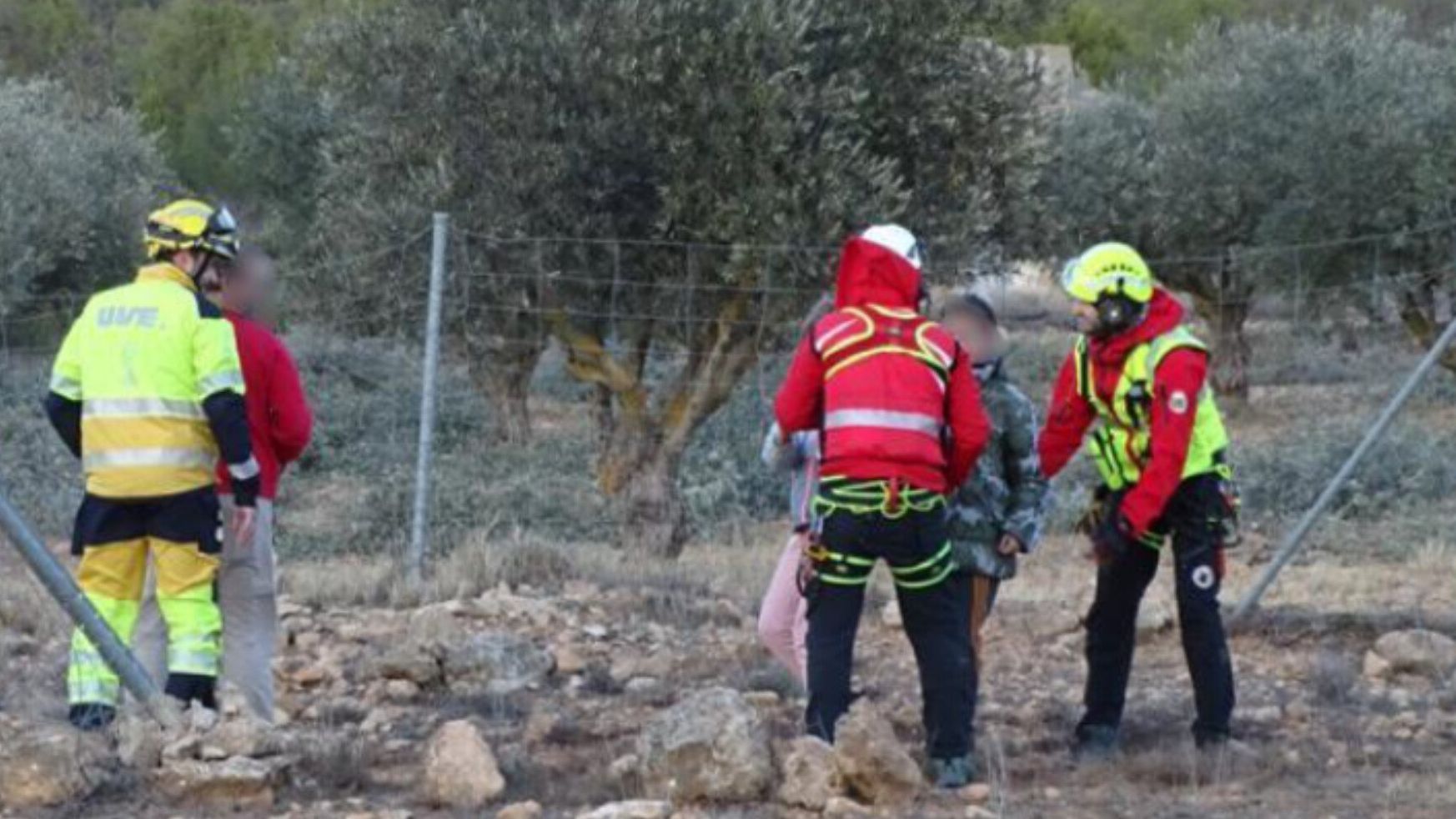 Bomberos junto con los tres rescatados
