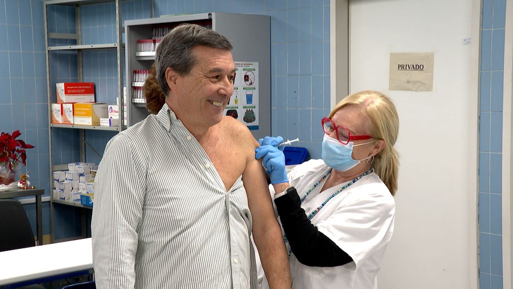 El conseller de Sanidad Marciano Gómez recibe las vacunas