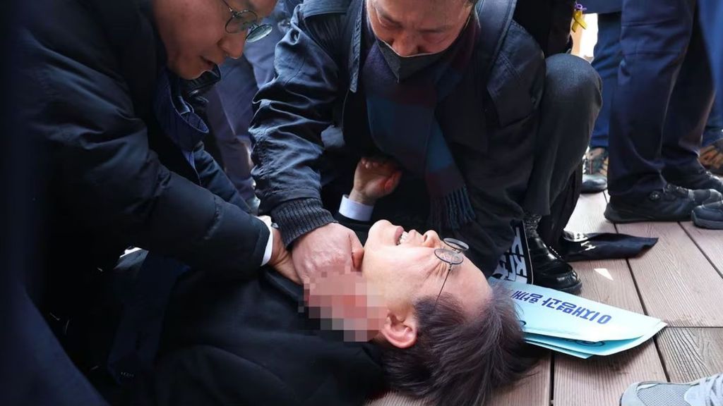 Apuñalan en el cuello al líder de la oposición en Corea del Sur