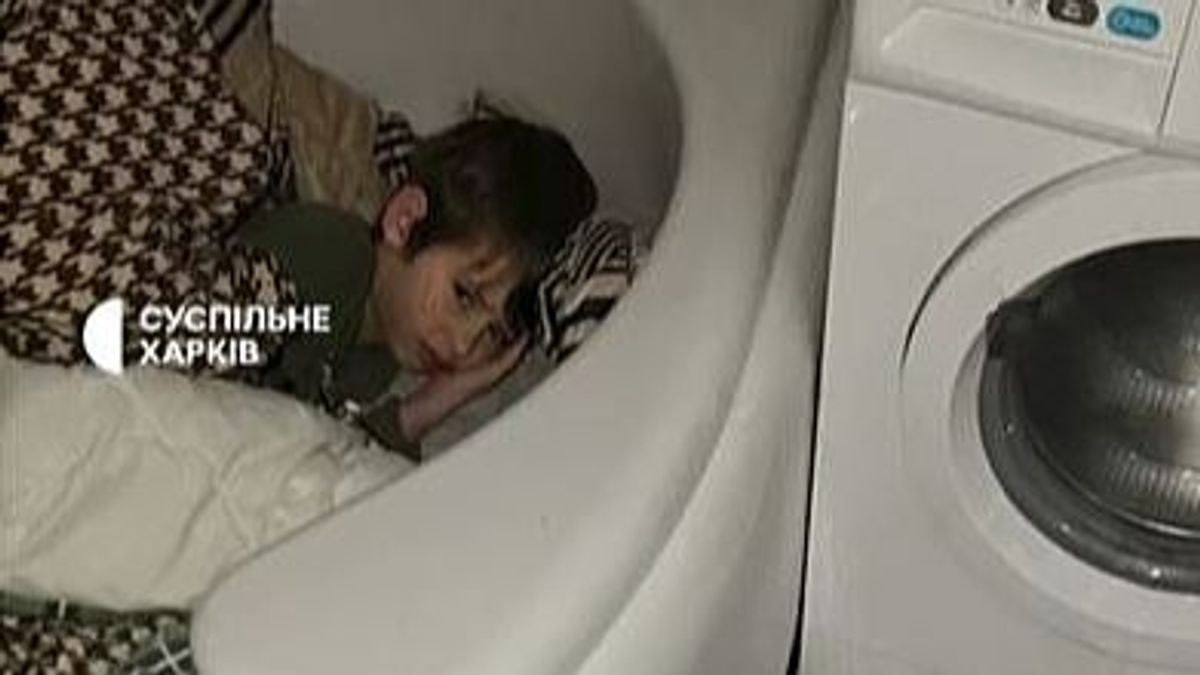Kiev, bajo el terror de Rusia para empezar 2024: un niño salva su vida refugiándose en una bañera