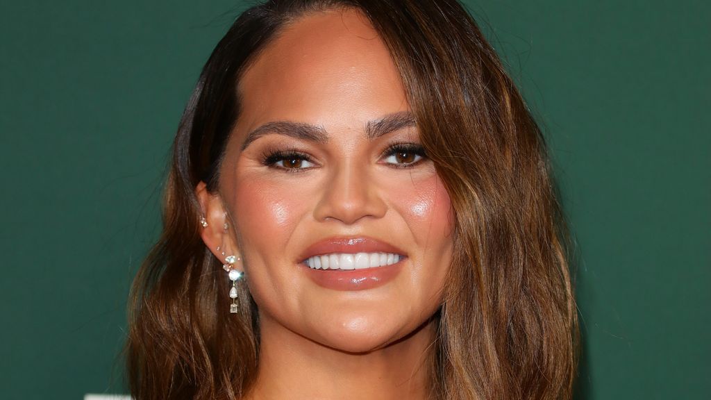 La modelo Chrissy Teigen tras un injerto de cejas