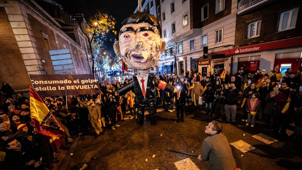 La organización juvenil Revuelta celebra la entrada del año en Ferraz en protesta contra la ley de amnistía