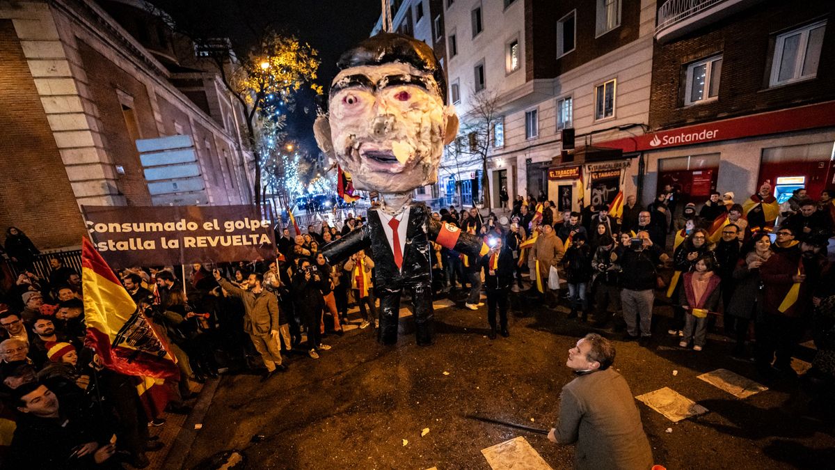 La organización juvenil Revuelta celebra la entrada del año en Ferraz en protesta contra la ley de amnistía