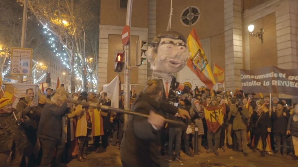 La Policía Nacional cita al convocante de la protesta donde se golpeó un muñeco de Pedro Sánchez