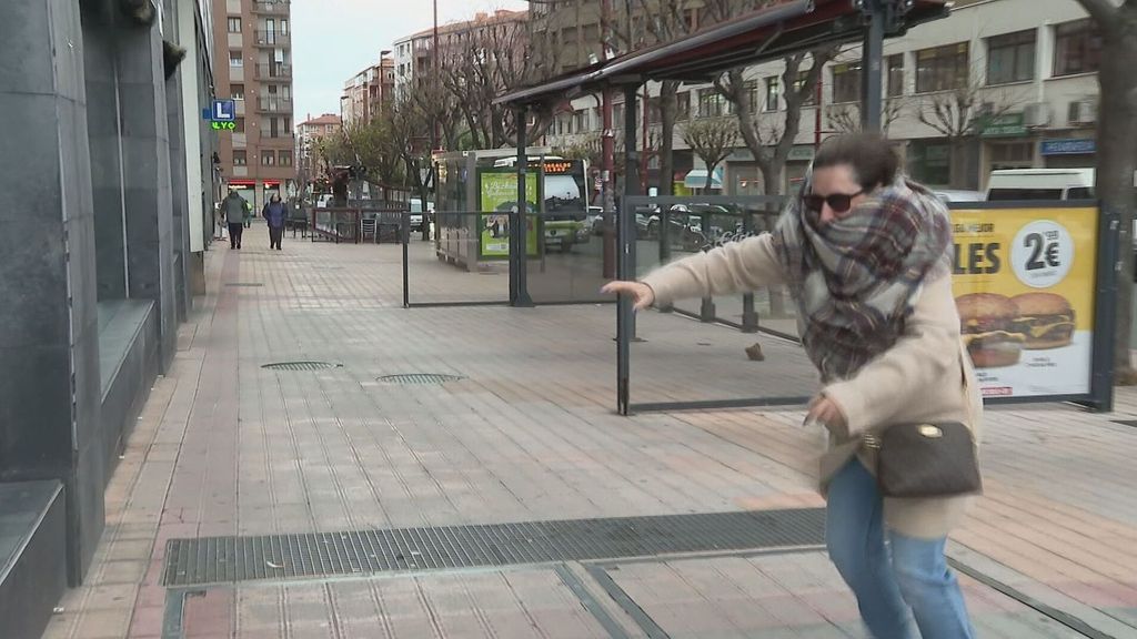Las imágenes de las rachas de viento en el norte de España: caminar por la calle y tenerse en pie, todo un desafío